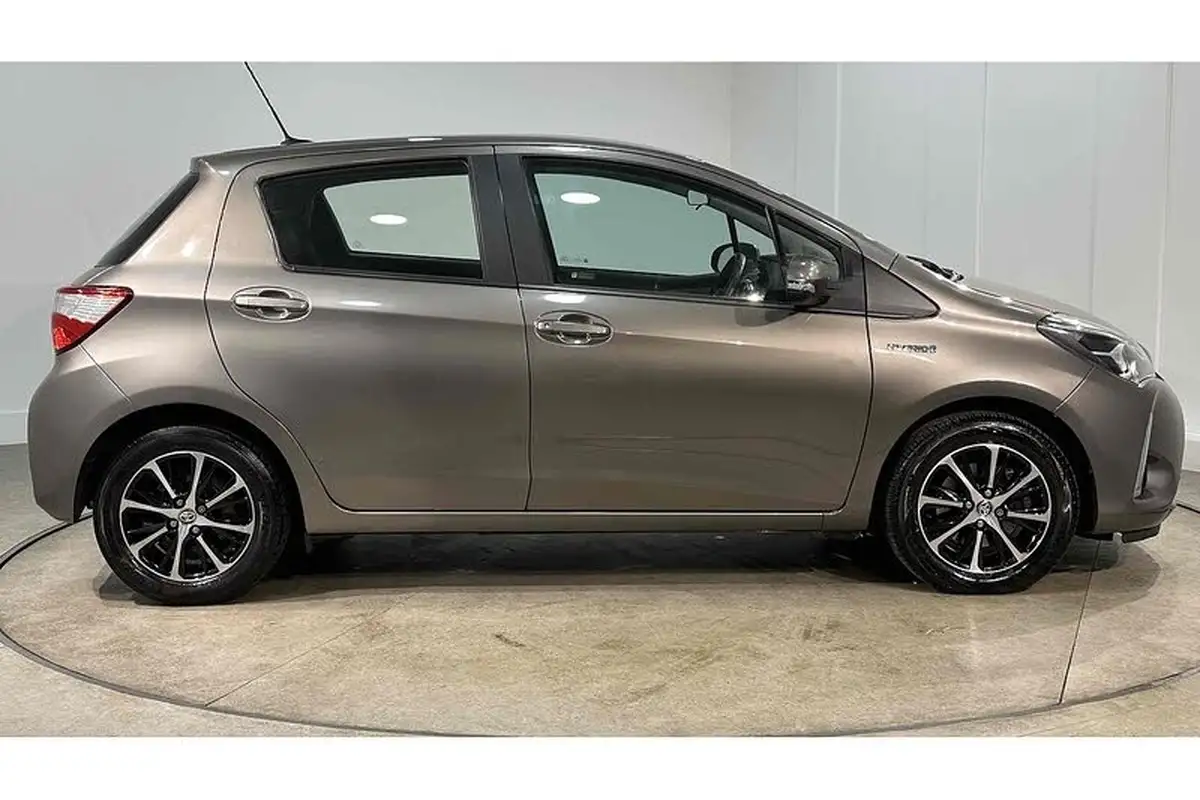 2019-toyota-yaris-15-vvt-i-icon-tech-98bhp-hybrid-1497cc-e-cvt-big-4