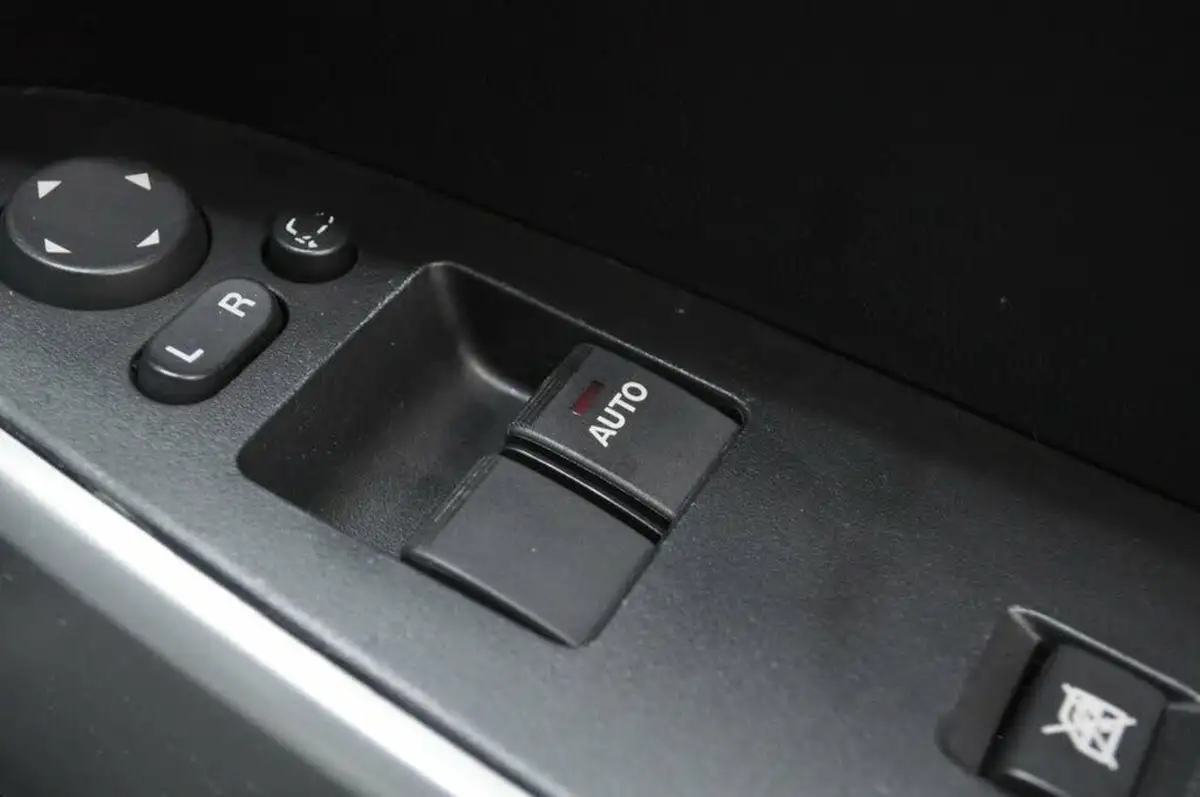 2012-mazda-mazda2-13-tamura-3d-big-32