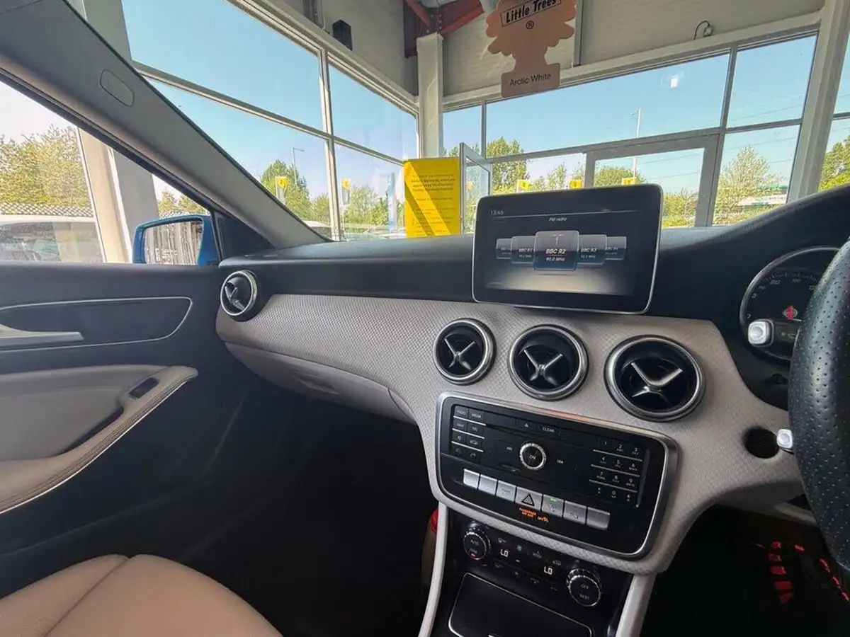 2016-mercedes-benz-a-class-15d-a180d-sport-ss-7g-dct-big-14