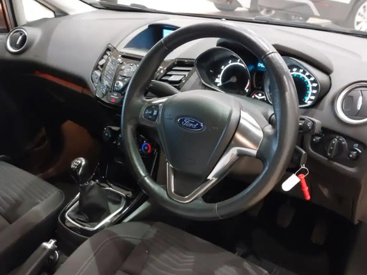 2015-ford-fiesta-125-zetec-5d-big-11
