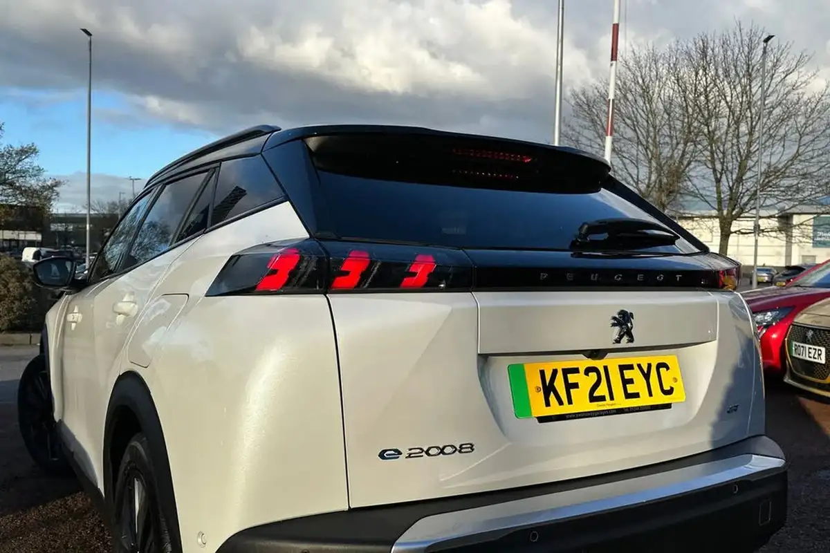 2021-peugeot-2008-suv-e-gt-premium-big-6