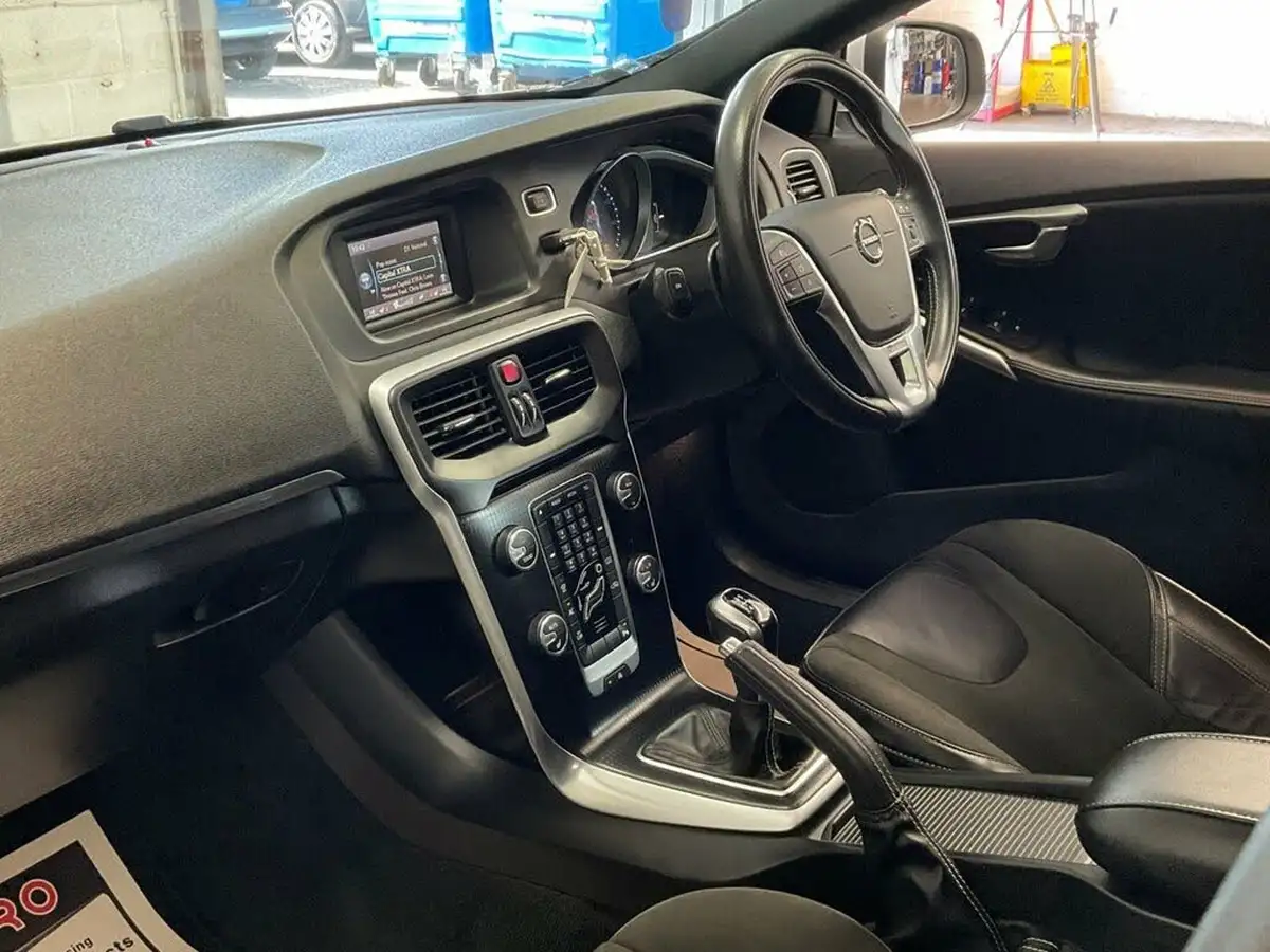 2018-volvo-v40-20td-d3-r-design-big-26