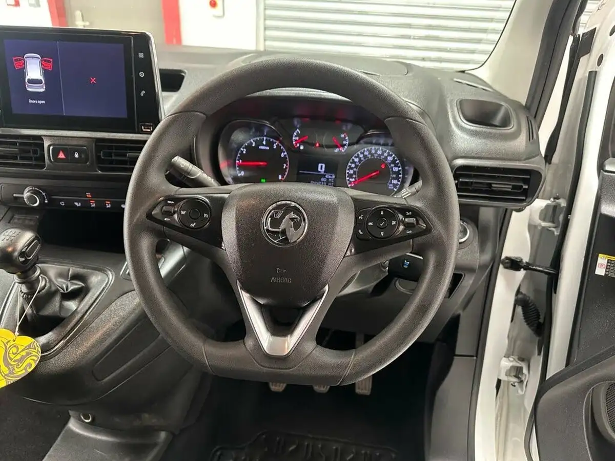 2021-vauxhall-combo-15cdti-sportive-2300-100pseu6dt-l2h1-panel-big-17