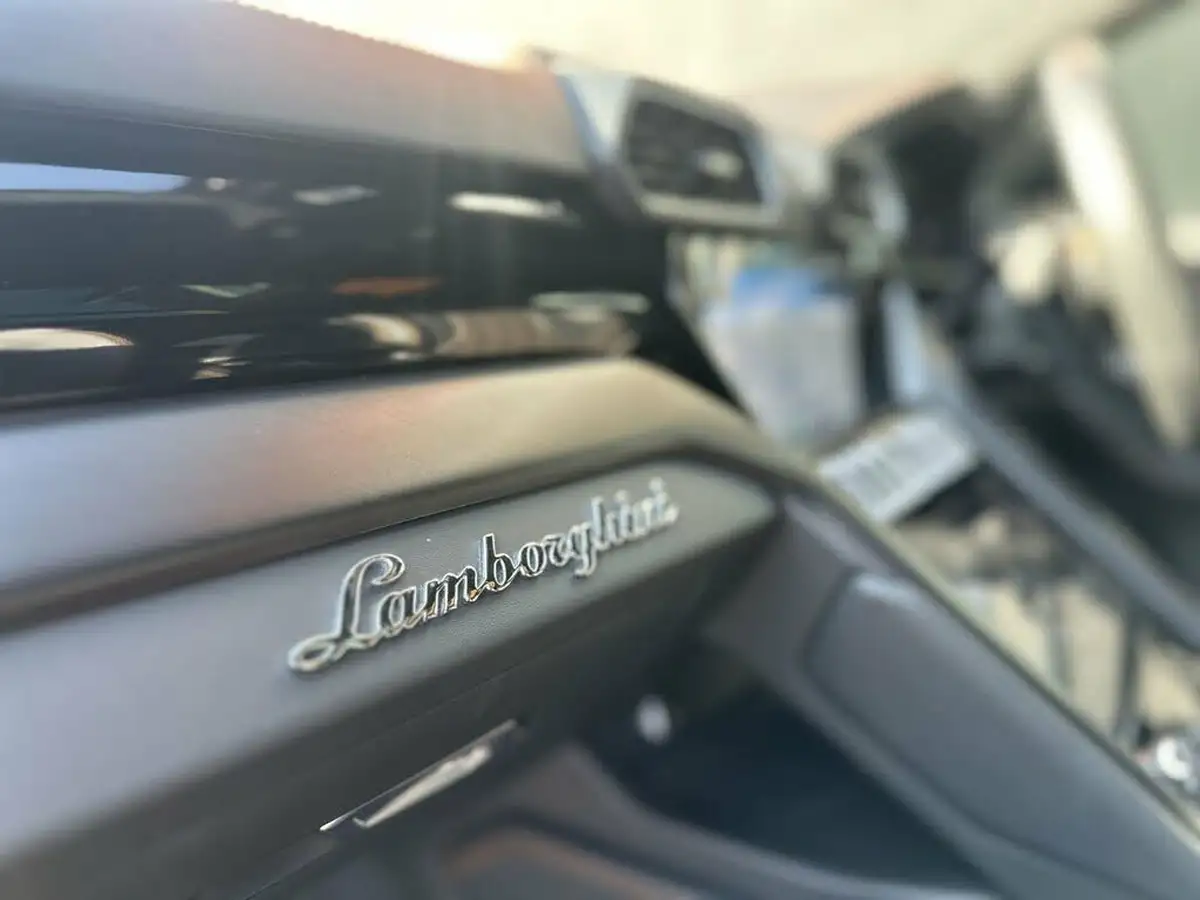 2022-lamborghini-urus-40-no-trim-big-25