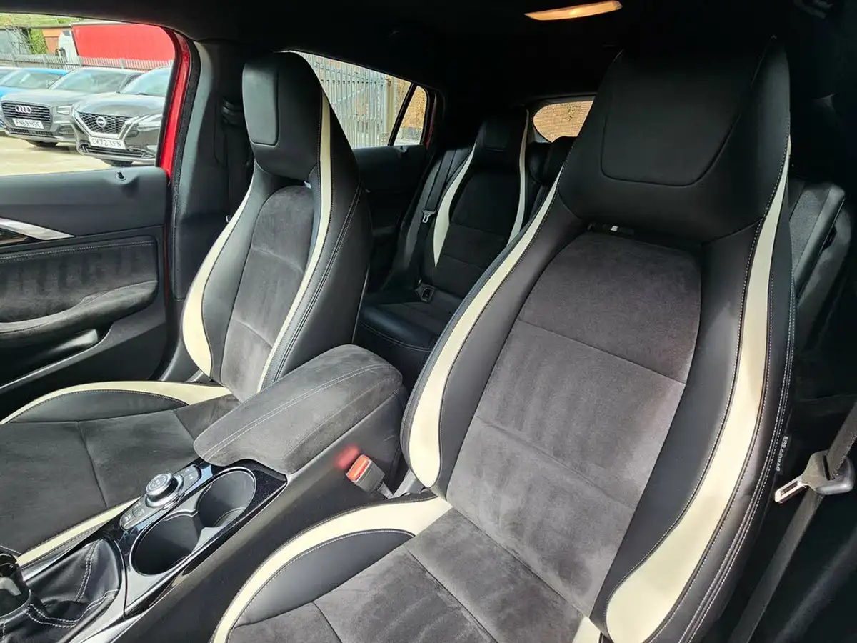 2016-infiniti-q30-15d-sport-big-14
