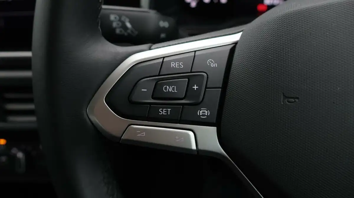 2023-volkswagen-polo-10-life-big-23