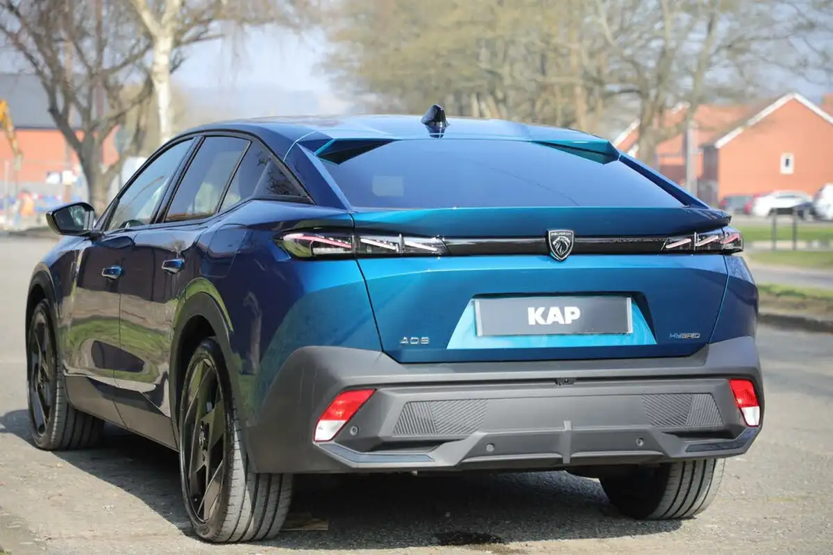 2023-peugeot-408-16-puretech-gt-225ps-big-15