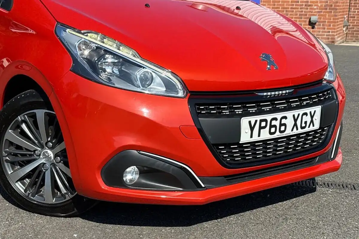 2016-peugeot-208-12-puretech-active-design-menthol-5d-big-8