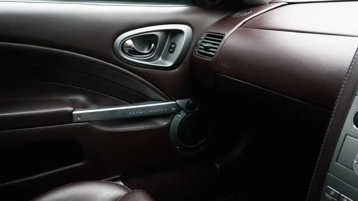 2007-aston-martin-vanquish-59-big-19