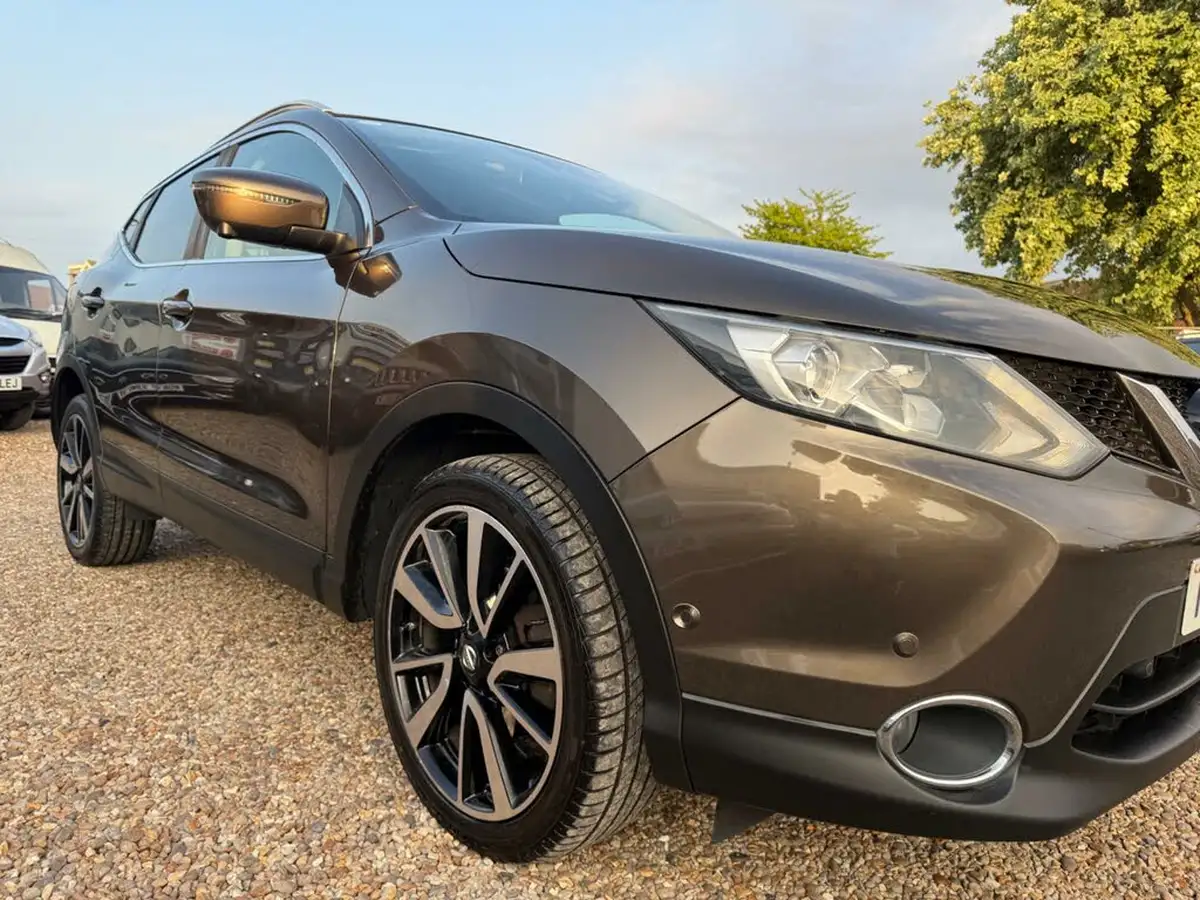 2015-nissan-qashqai-16-tekna-big-18