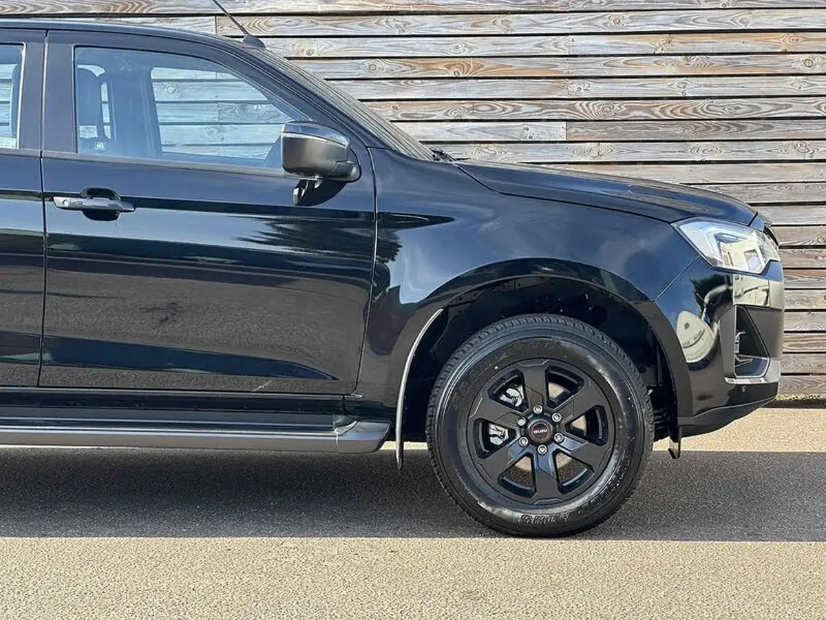 2025-isuzu-d-max-19td-v-cross-big-16