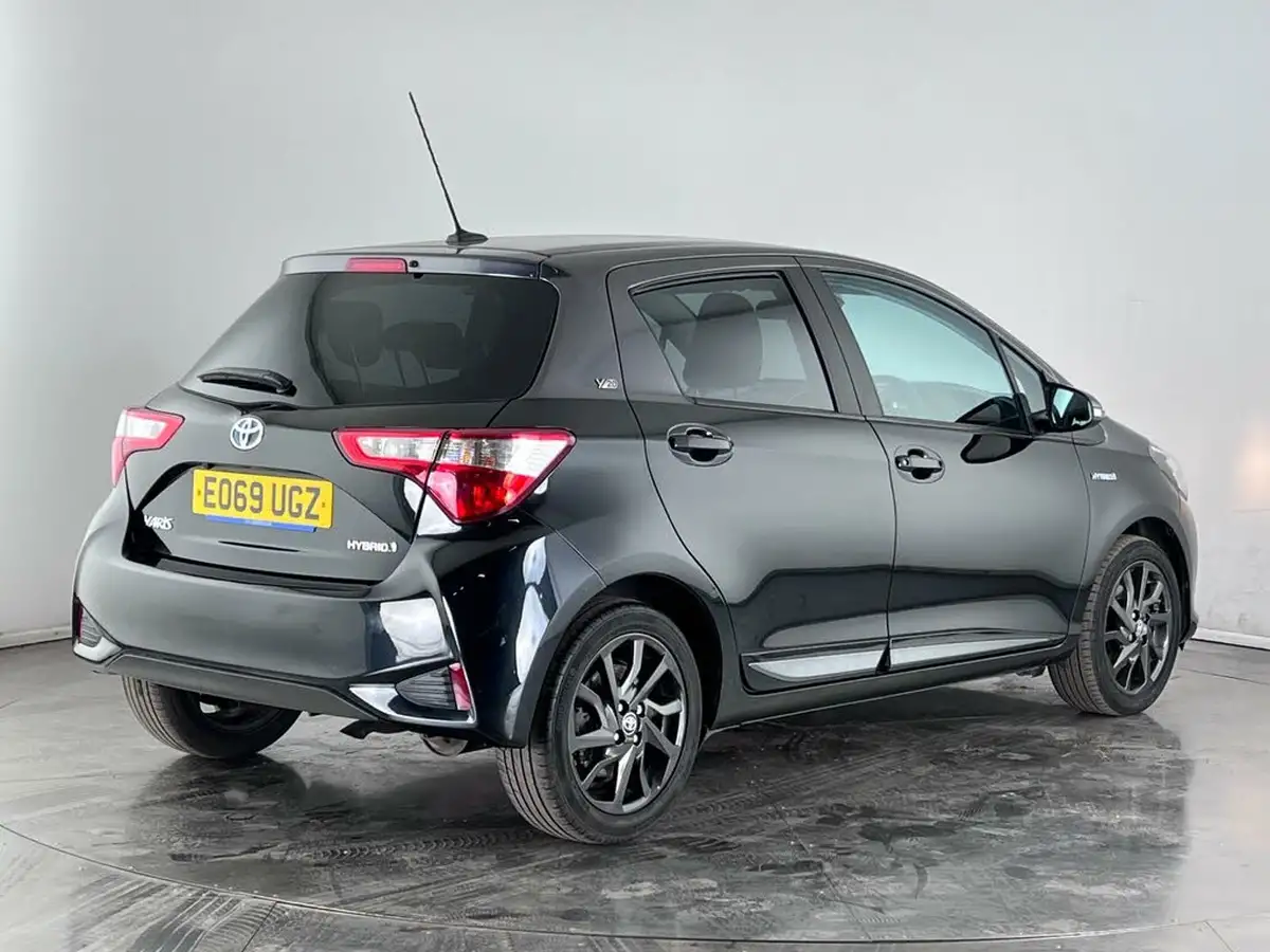 2019-toyota-yaris-15-vvt-i-y20-98bhp-hybrid-1497cc-e-cvt-big-3