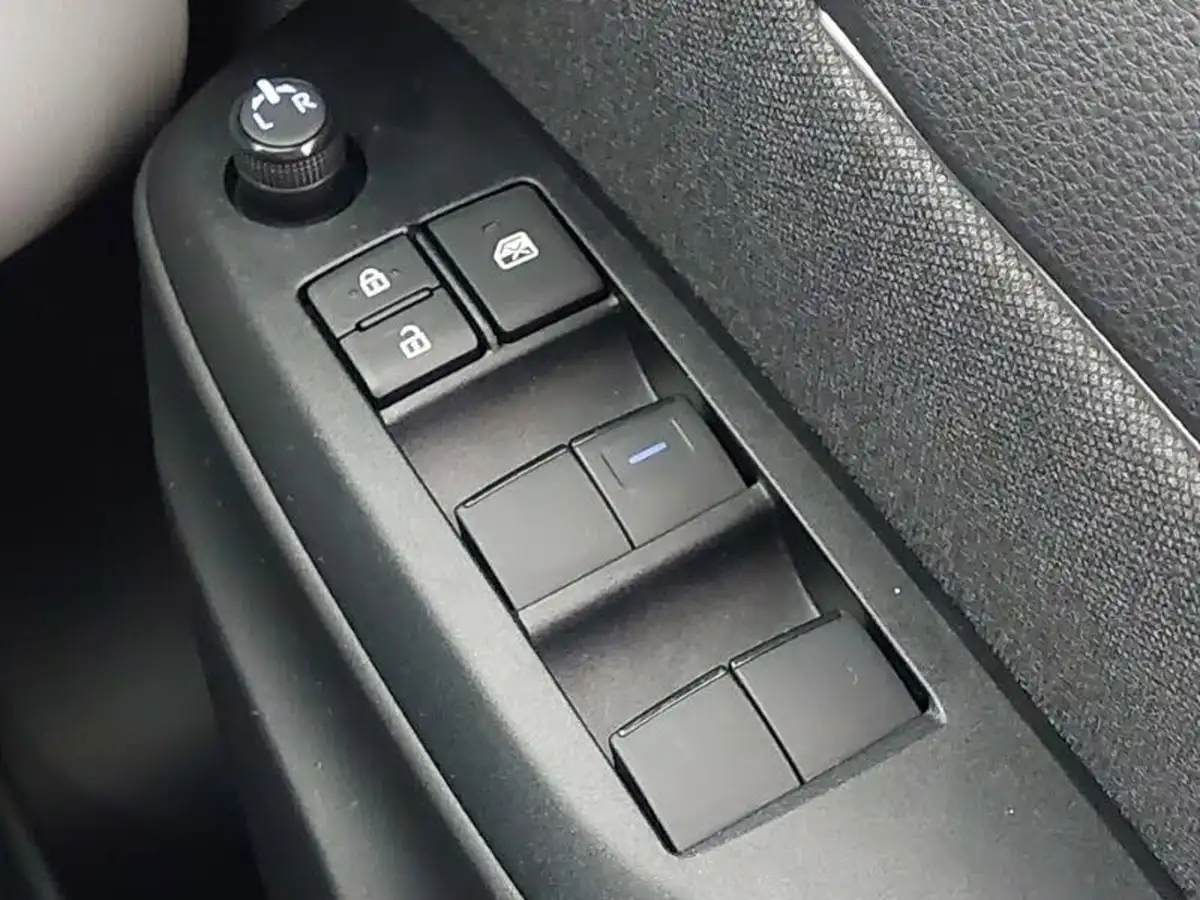 2022-toyota-yaris-cross-15-vvt-i-icon-big-18