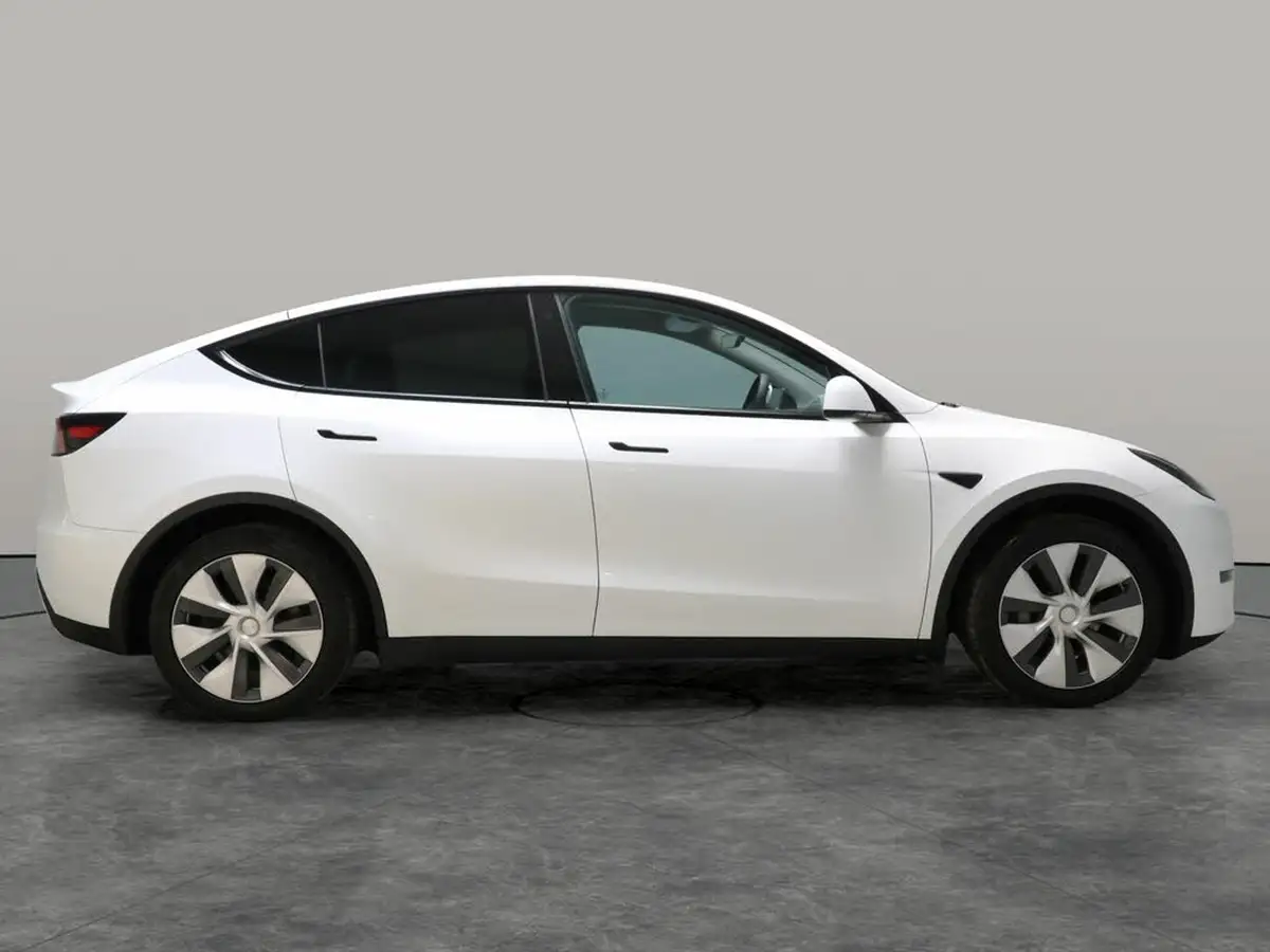 2023-tesla-model-y-e-long-range-big-9