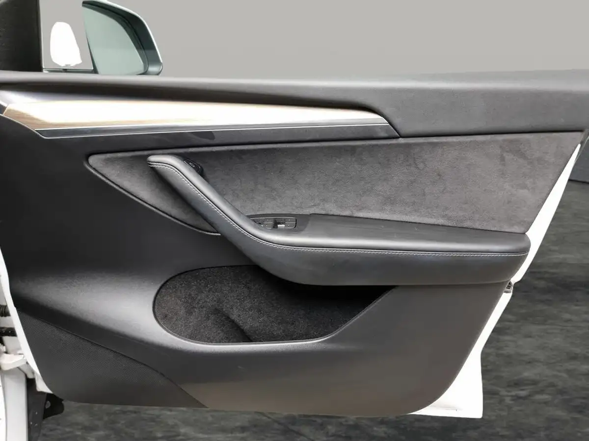 2023-tesla-model-y-e-long-range-big-28