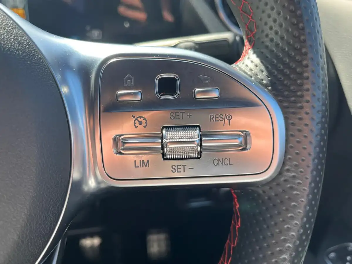 2021-mercedes-benz-gla-class-13-gla-200-amg-line-big-20