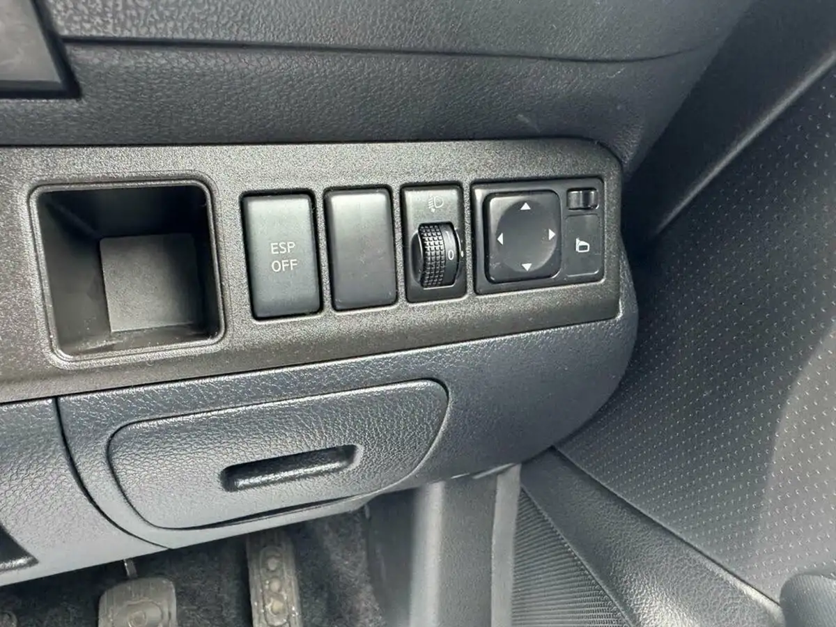 2011-nissan-note-14-n-tec-big-29