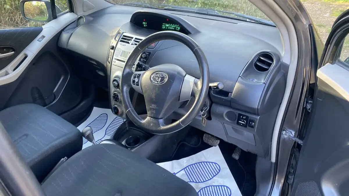 2008-toyota-yaris-14td-tr-d-4d-5d-mmt-big-29
