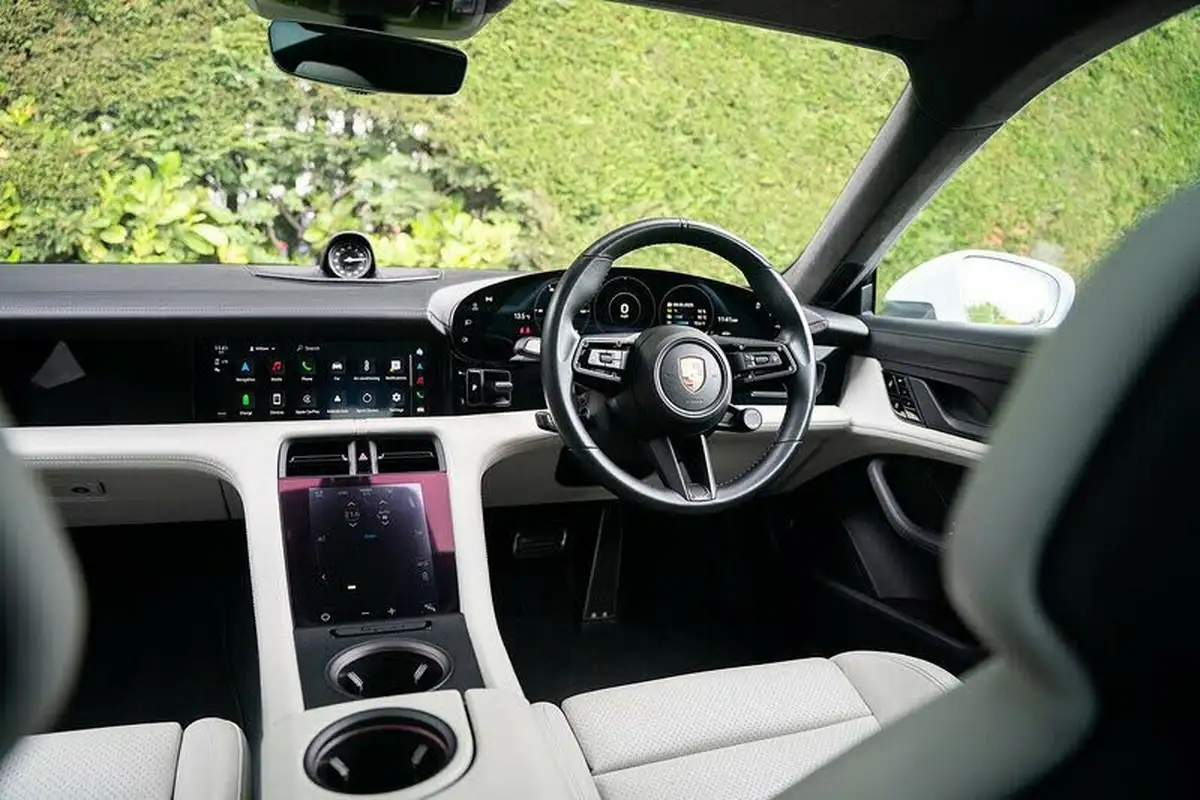 2020-porsche-taycan-e-turbo-big-18