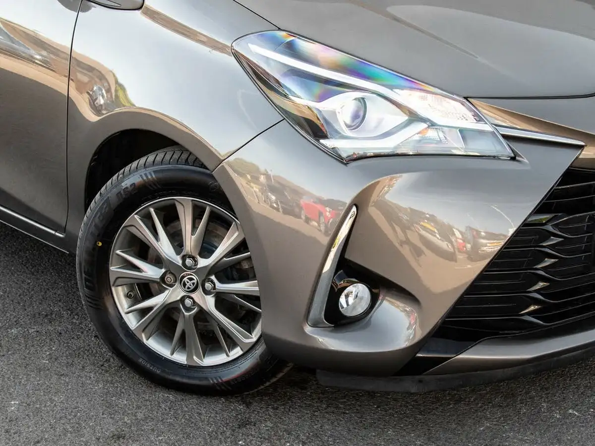 2017-toyota-yaris-15-vvt-i-icon-navi-hybrid-big-10
