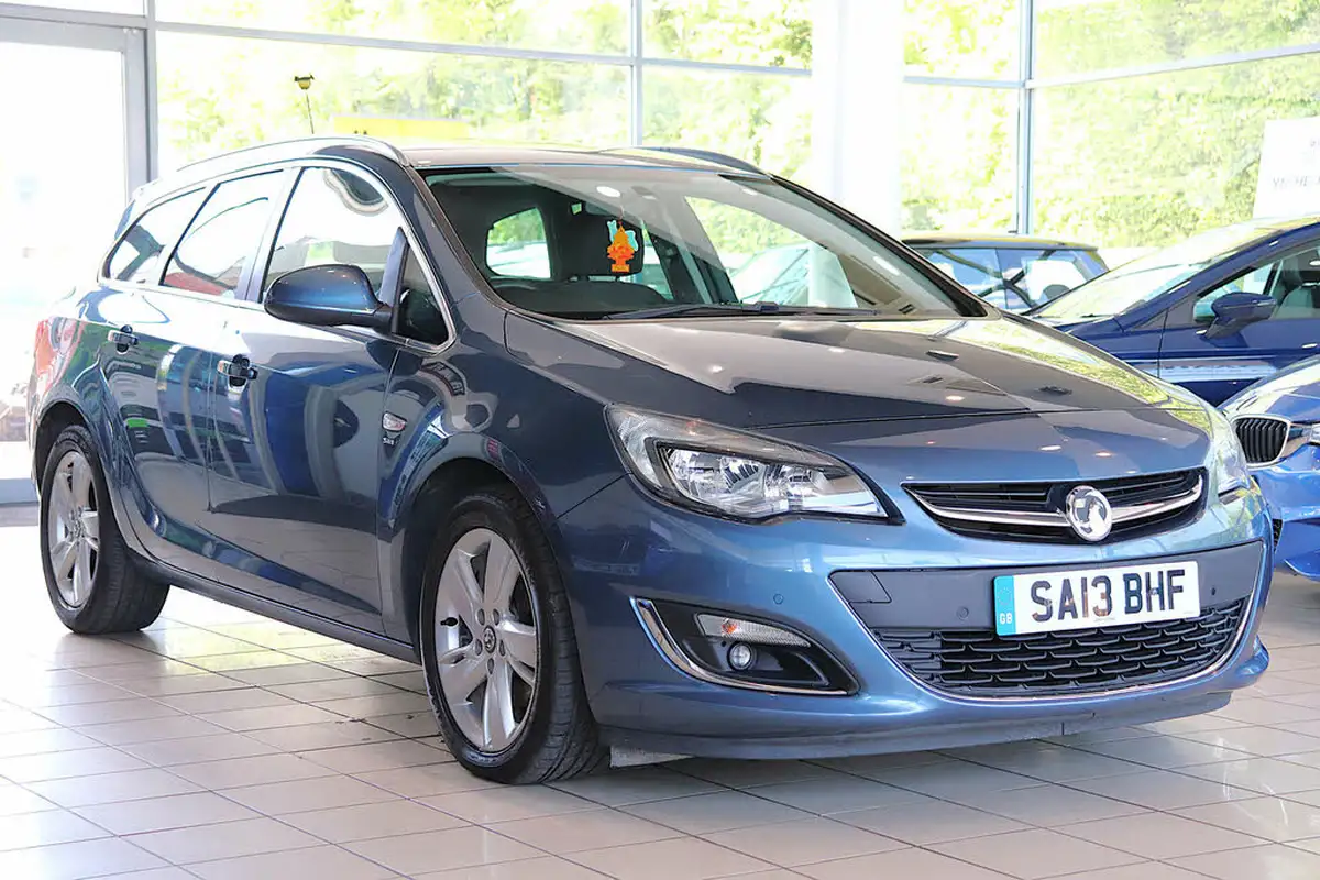 2013-vauxhall-astra-20td-sri-ss-estate-big-9