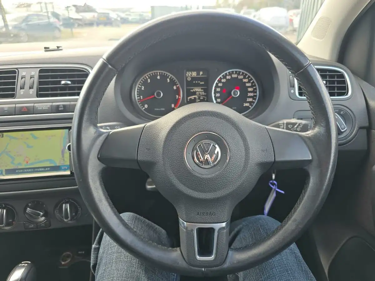 2014-volkswagen-polo-big-46