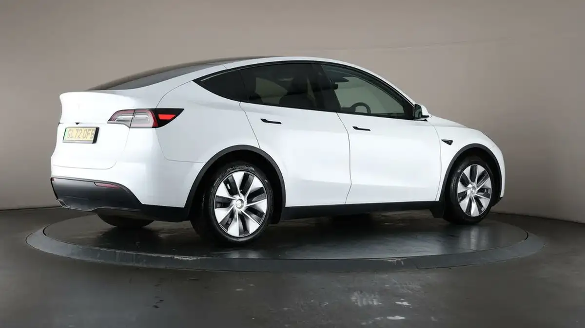 2022-tesla-model-y-e-rwd-big-64