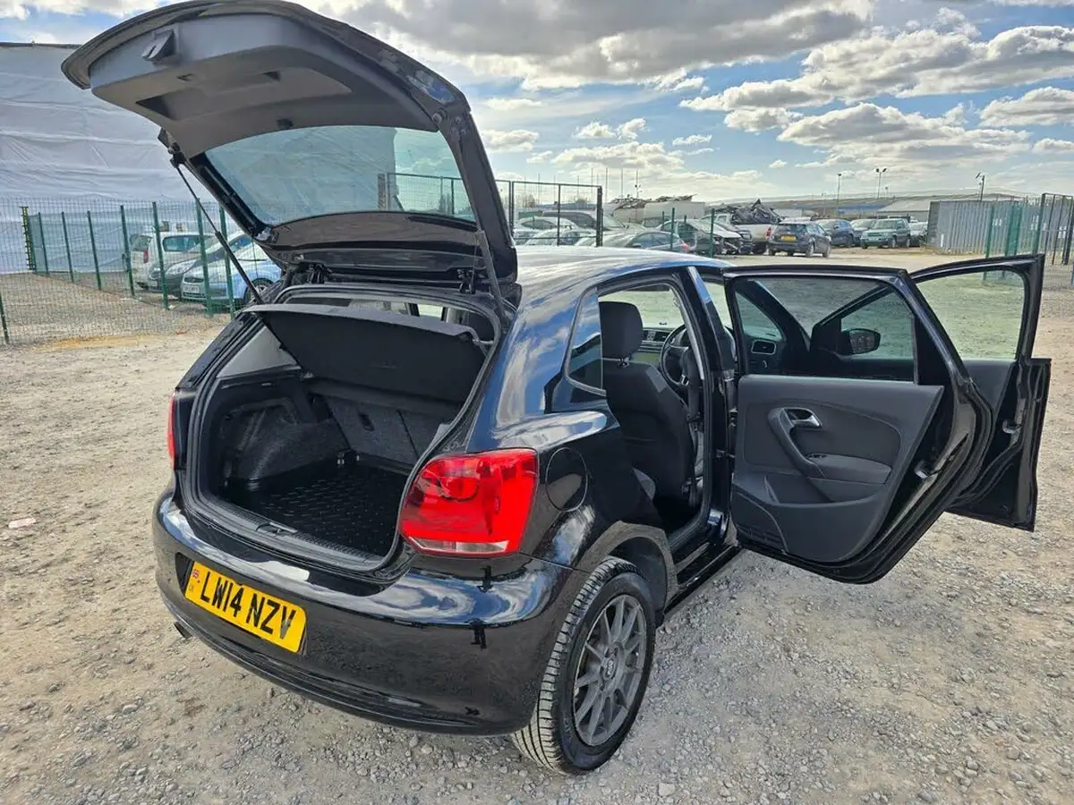 2014-volkswagen-polo-big-18