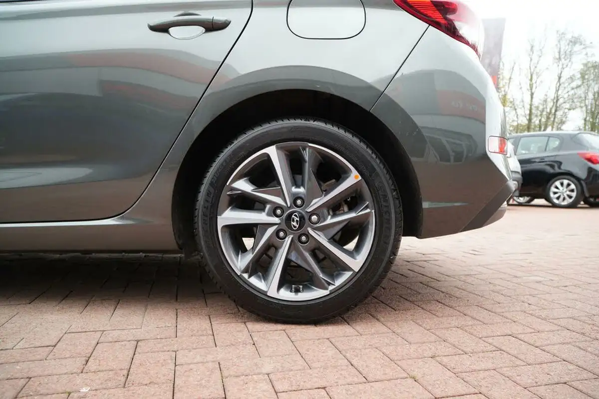 2023-hyundai-i30-10-t-gdi-premium-hatchback-big-38