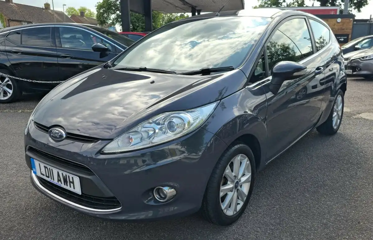 2011-ford-fiesta-14-zetec-3d-big-2