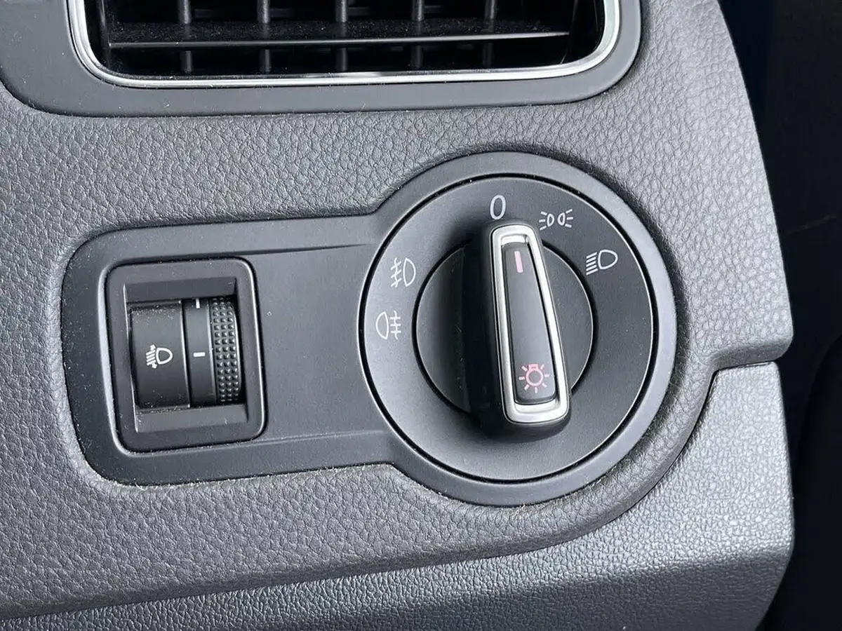 2016-volkswagen-polo-10-match-60ps-5d-big-47