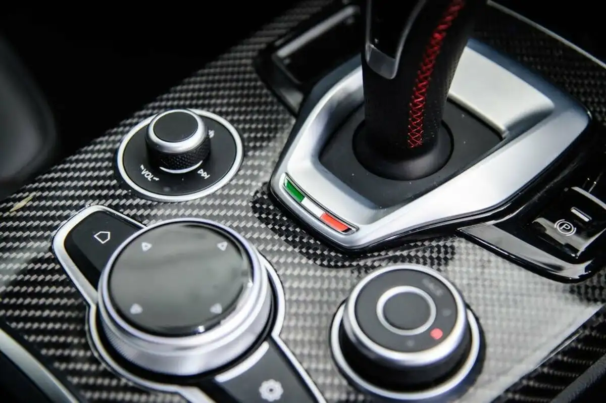 2021-alfa-romeo-stelvio-29-biturbo-quadrifoglio-big-24