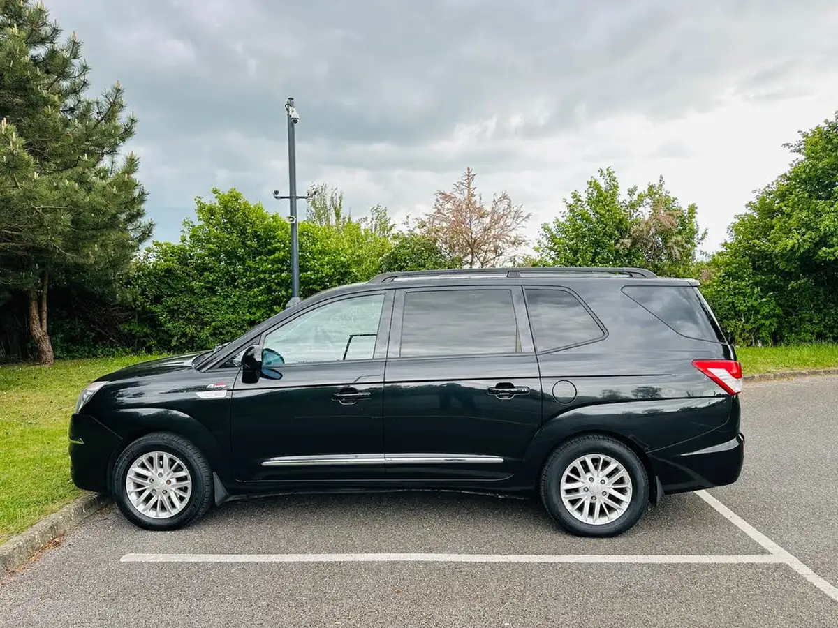 2013-kgm-ssangyong-turismo-20td-ex-big-12