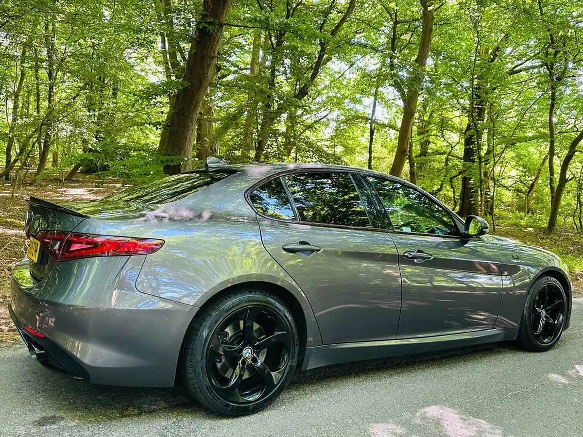 2019-alfa-romeo-giulia-20-veloce-big-47