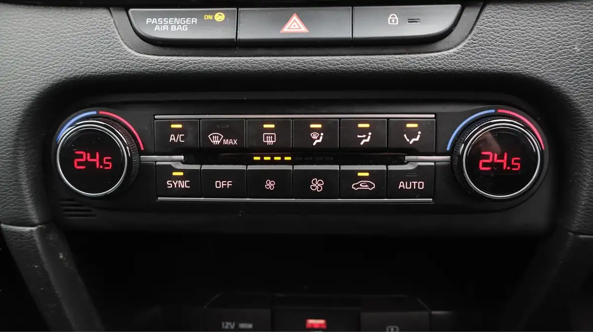 2022-kia-ceed-15-t-gdi-3-sportswagon-big-12