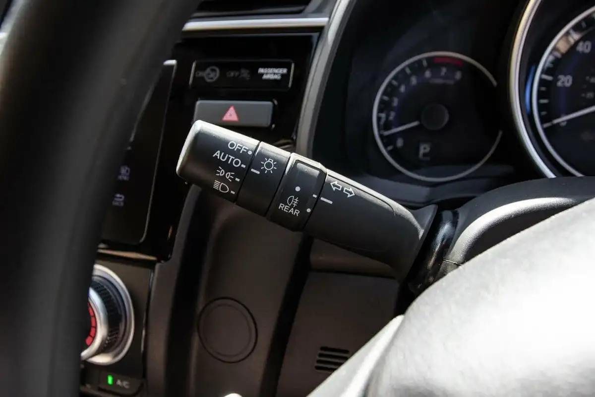 2018-honda-jazz-13-i-vtec-se-navi-cvt-big-16