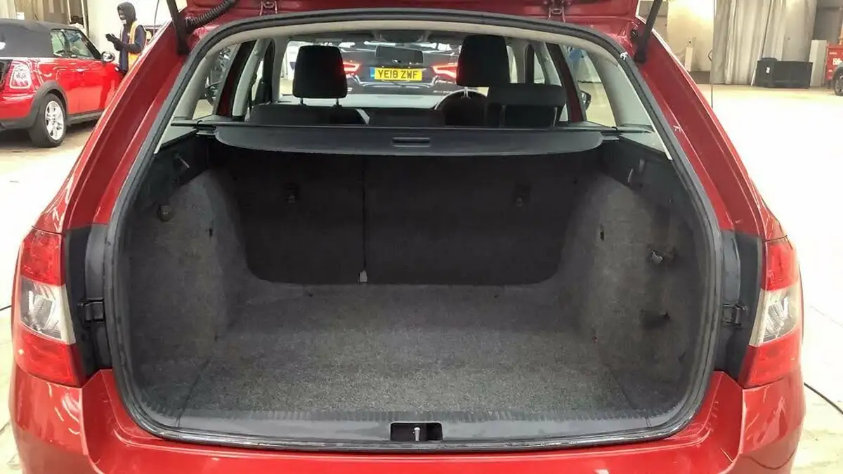 2014-skoda-octavia-16tdi-s-estate-big-11
