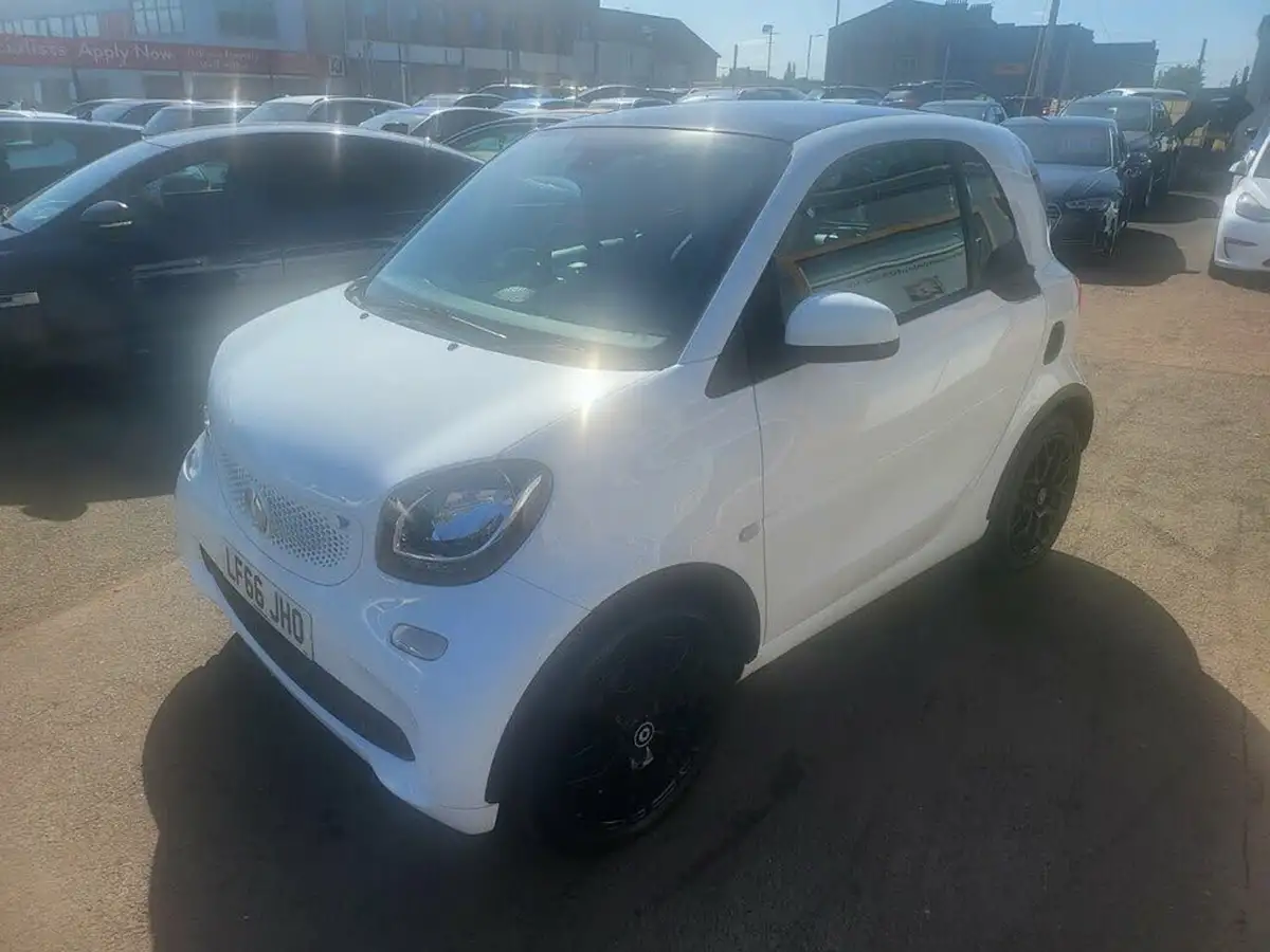 2016-smart-fortwo-09-edition-white-twinamic-big-6
