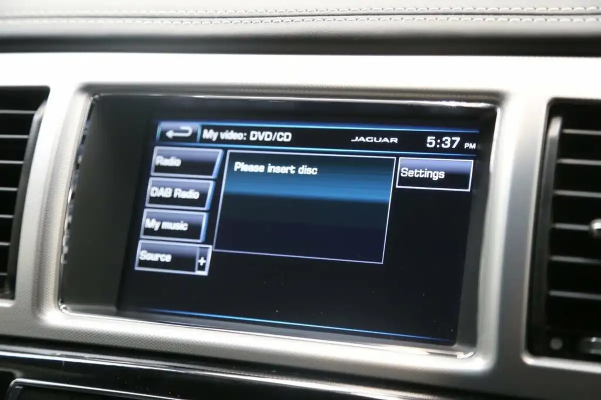 2014-jaguar-xf-30td-s-portfolio-v6-sportbrake-5d-big-38