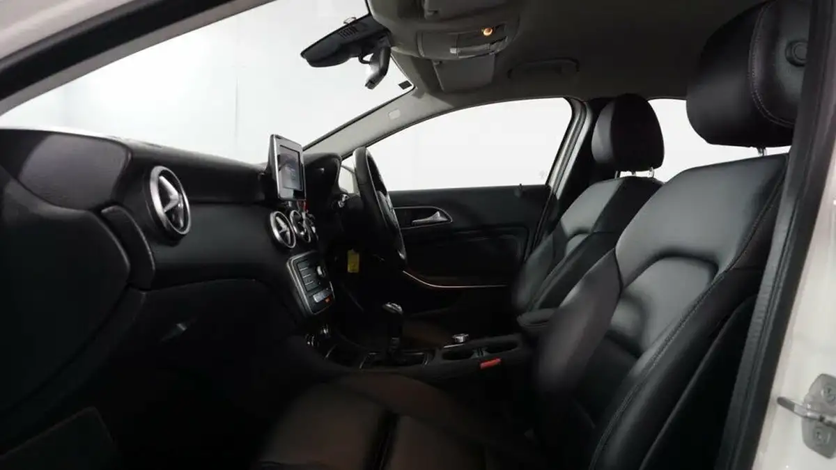 2016-mercedes-benz-a-class-16-a180-se-executivess-big-10