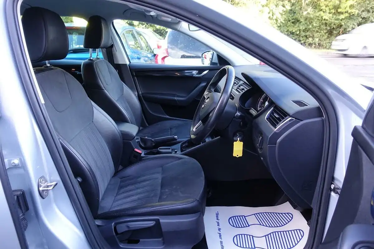 2019-skoda-octavia-16tdi-se-l-estate-dsg-big-14