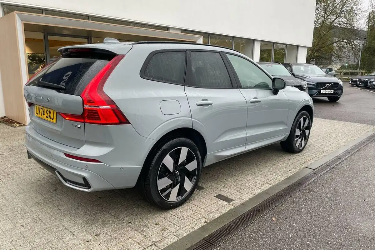 2024-volvo-xc60-20-t8-ultra-dark-big-6