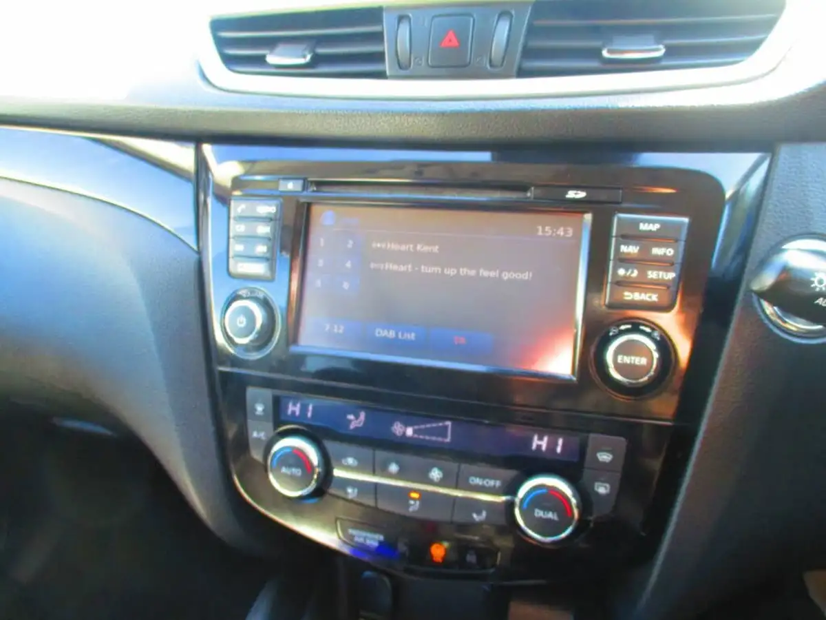 2015-nissan-qashqai-12-tekna-big-14