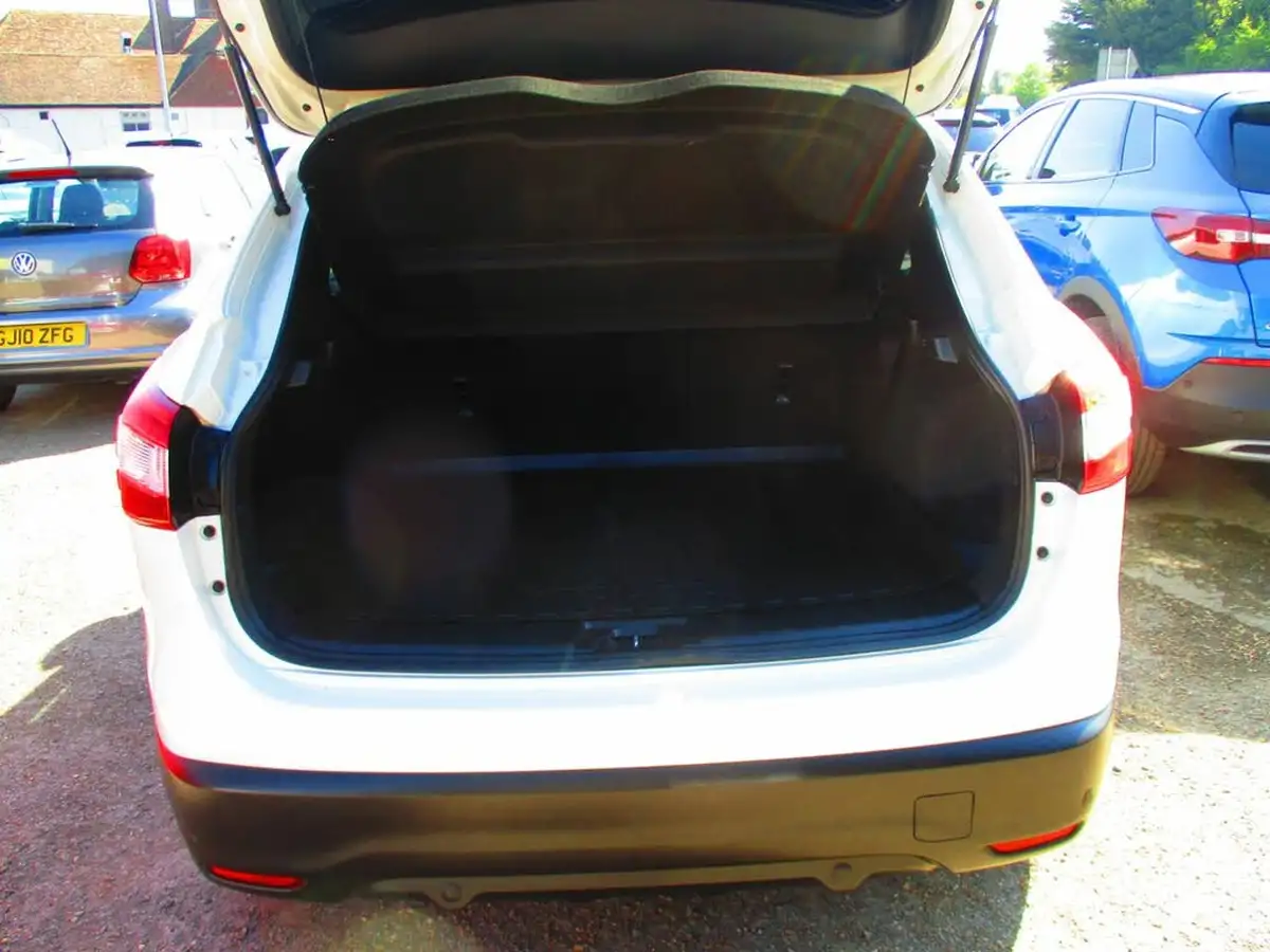 2015-nissan-qashqai-12-tekna-big-10