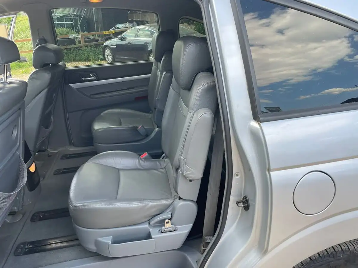 2012-kgm-ssangyong-rodius-27td-es-big-18