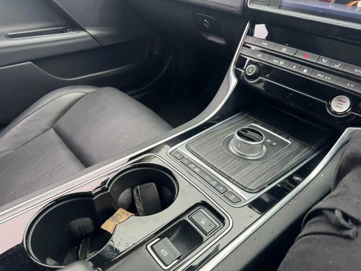 2016-jaguar-xe-20d-portfolio-180ps-auto-big-4