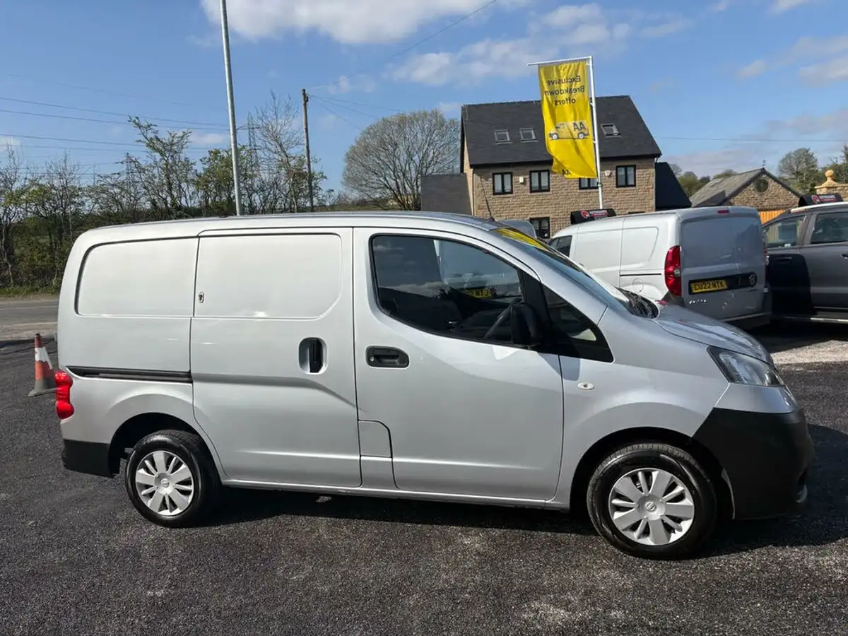 2015-nissan-nv200-15td-acenta-89bhp-panel-van-big-3