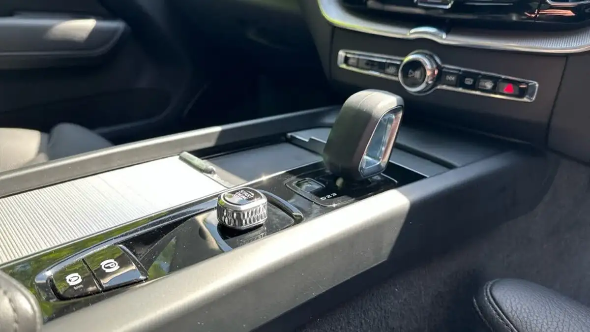 2022-volvo-xc60-20-b5-plus-big-25