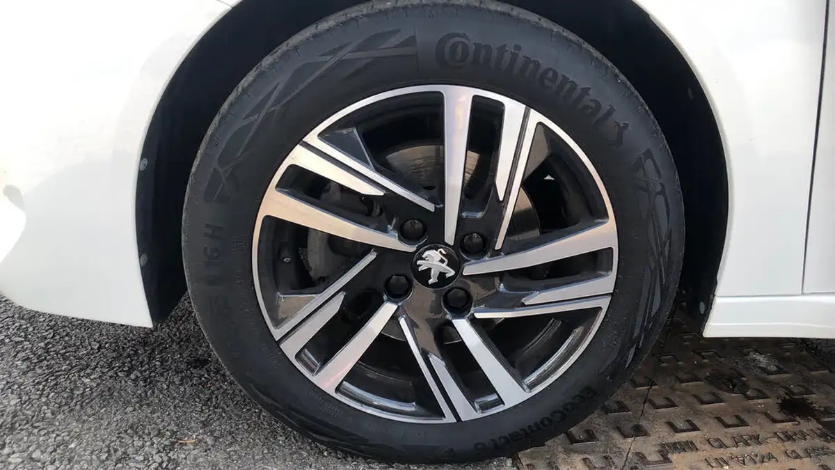 2023-peugeot-208-12-puretech-allure-premium-100ps-big-14