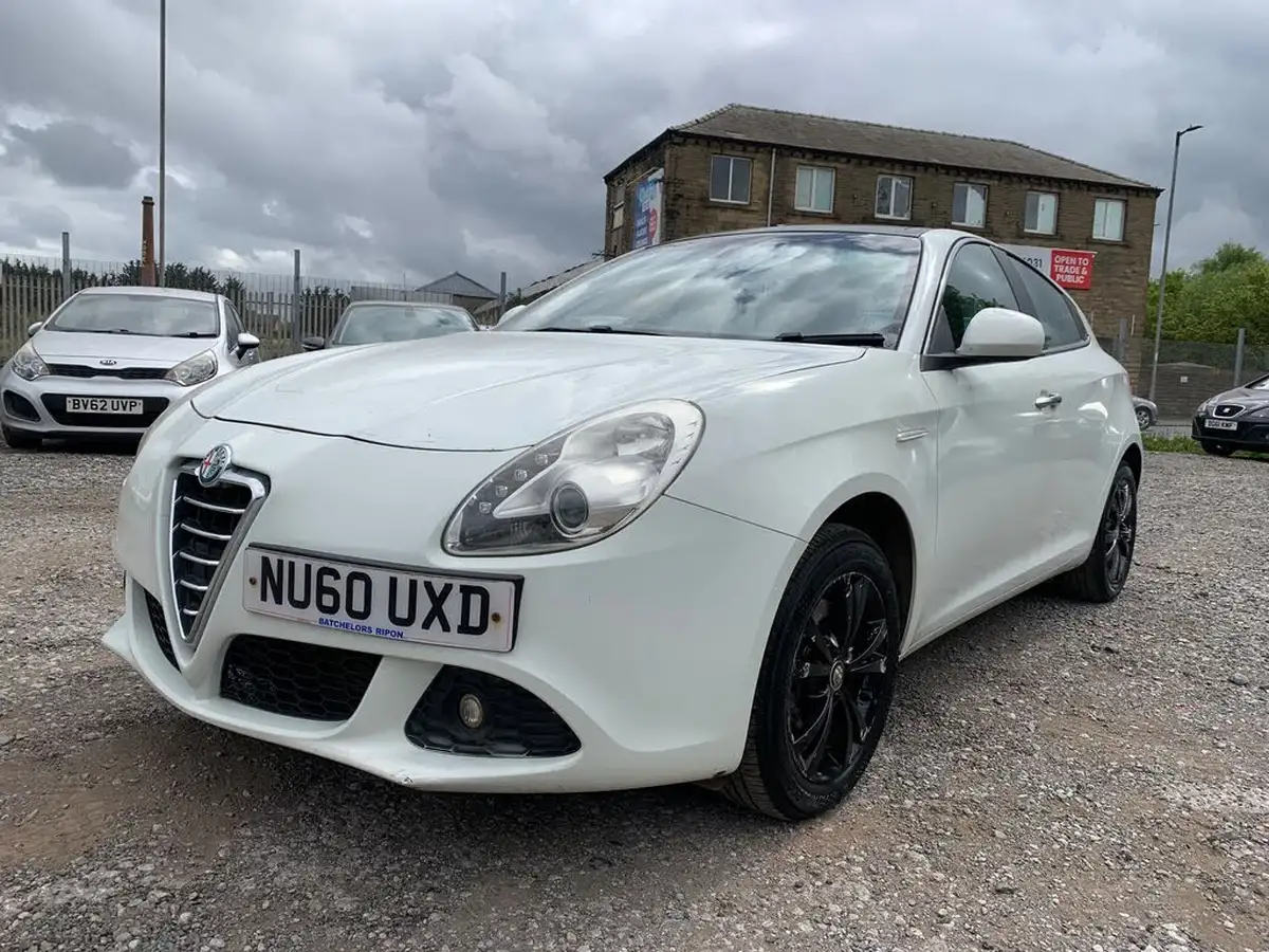 2010-alfa-romeo-giulietta-20td-lusso-big-2